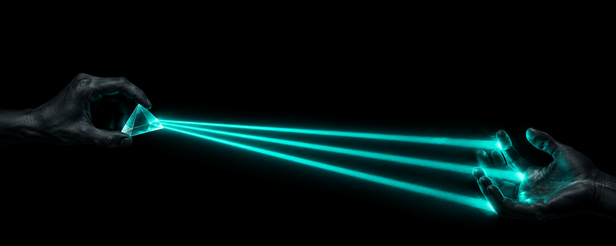 Schwarze Haende tuerkises Prismenlicht